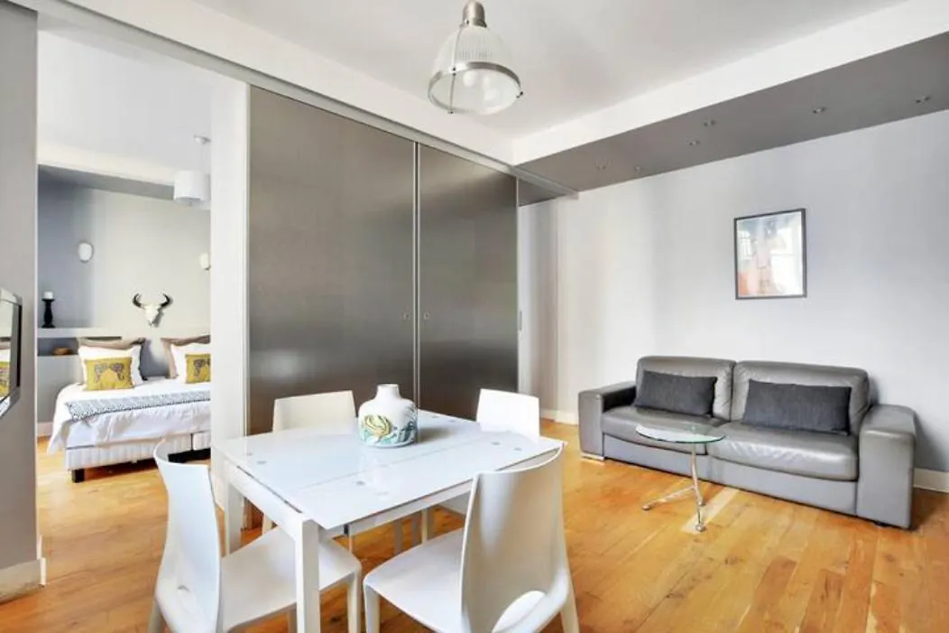 Elegant 2 Pieces Moderne - Rue Du Colisee Paris France