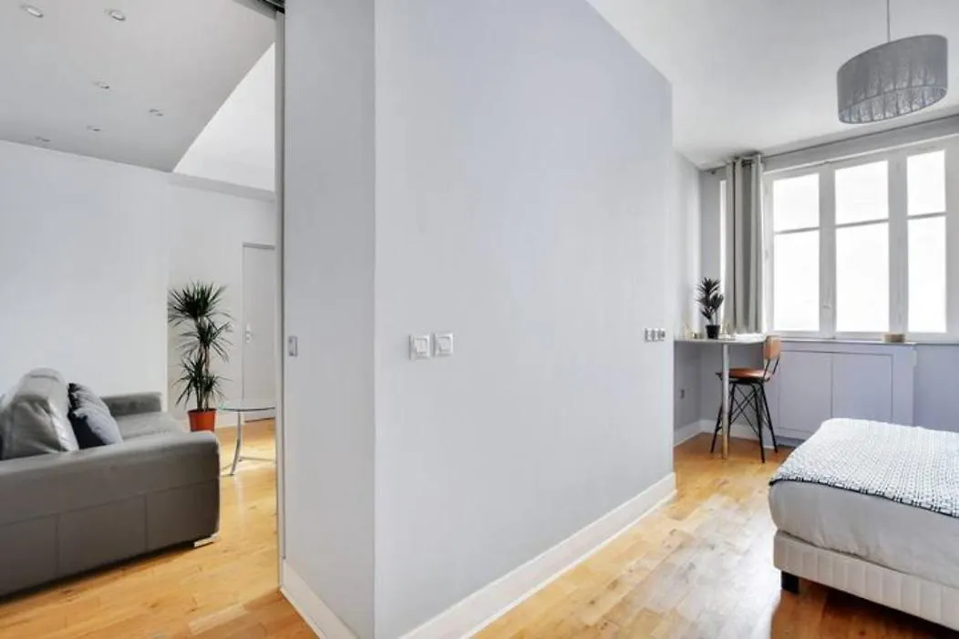 Elegant 2 Pieces Moderne - Rue Du Colisee Paris Apartment